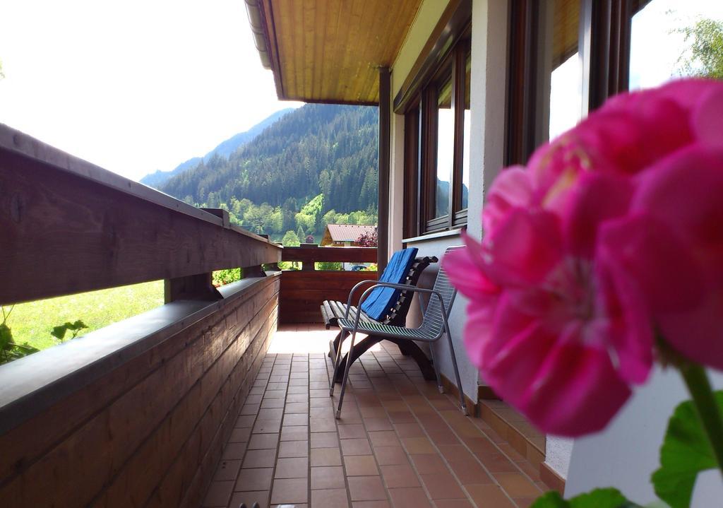 Ferienwohnungen Bailom Elbigenalp Zimmer foto